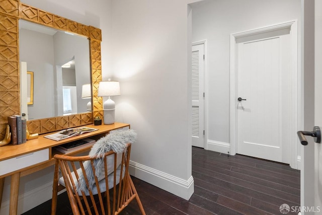 office area with baseboards, dark wood-style flooring, and built in study area