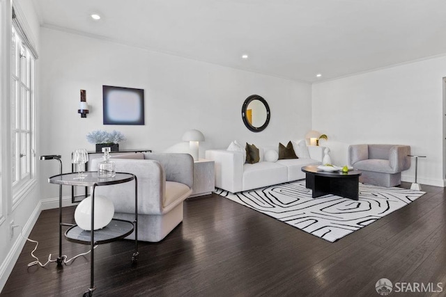 living room featuring recessed lighting, crown molding, baseboards, and wood finished floors