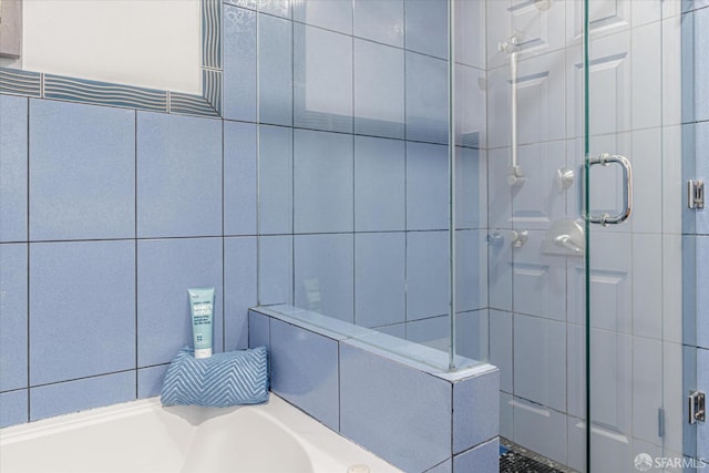 full bathroom featuring tiled shower