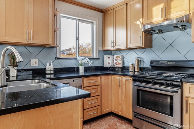 kitchen featuring under cabinet range hood, a sink, backsplash, dark stone counters, and gas range