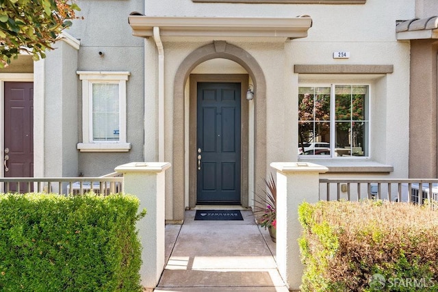 property entrance featuring stucco siding