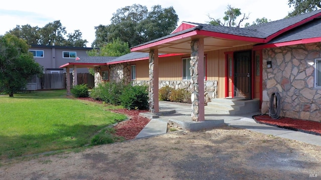 view of front of house featuring a front lawn