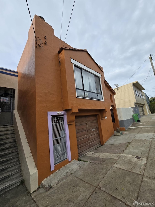 view of front facade featuring a garage