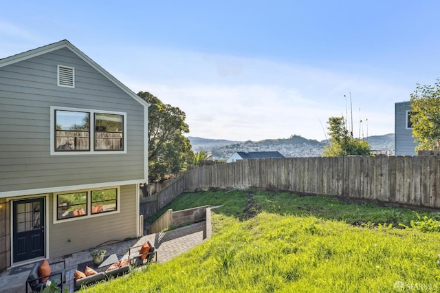 view of yard with a mountain view