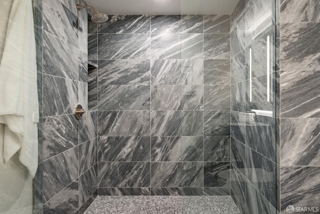 bathroom featuring tiled shower