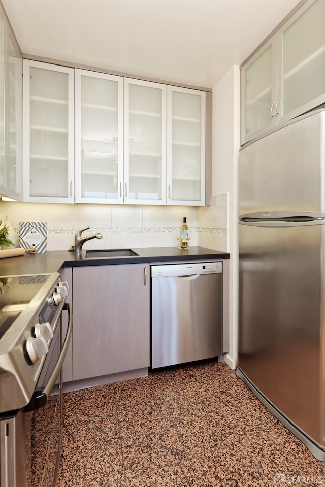 kitchen with tasteful backsplash, sink, and stainless steel appliances