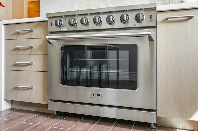 interior details featuring stainless steel range and dark hardwood / wood-style floors