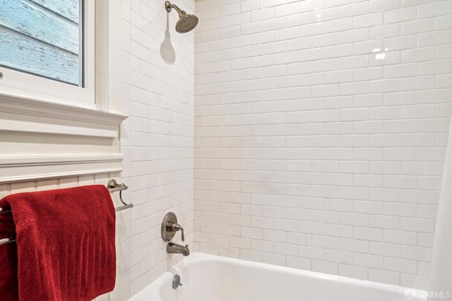 bathroom with tiled shower / bath