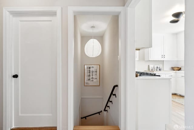 600 Ellsworth St, San Francisco, CA 94110 - hallway featuring an upstairs landing