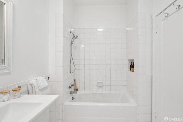 bathroom featuring tiled shower / bath