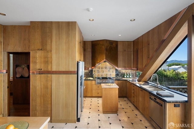 kitchen featuring stainless steel appliances, a sink, light floors, and modern cabinets