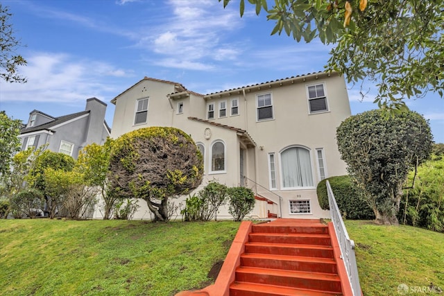 view of front of home featuring a front yard