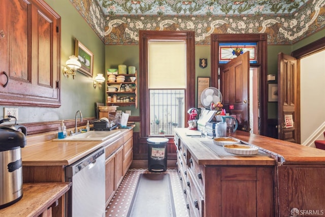 bathroom featuring sink and tile patterned floors