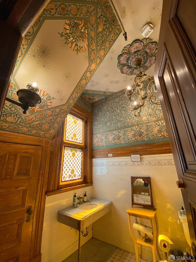 bathroom featuring sink