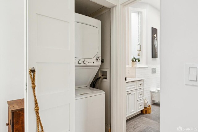 837 Union St, San Francisco, CA 94133 - laundry room featuring stacked washing machine and dryer