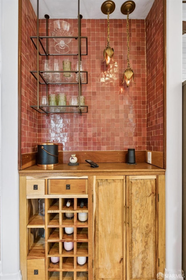 837 Union St, San Francisco, CA 94133 - bar area featuring decorative backsplash