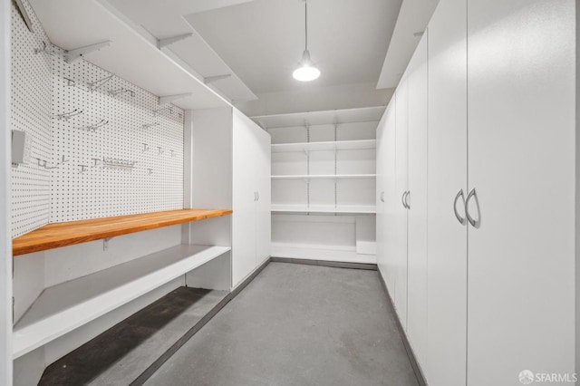 walk in closet featuring a workshop area