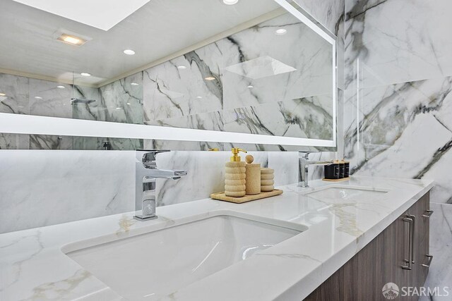1098 Siler Pl, Berkeley, CA 94705 - full bath featuring double vanity and recessed lighting