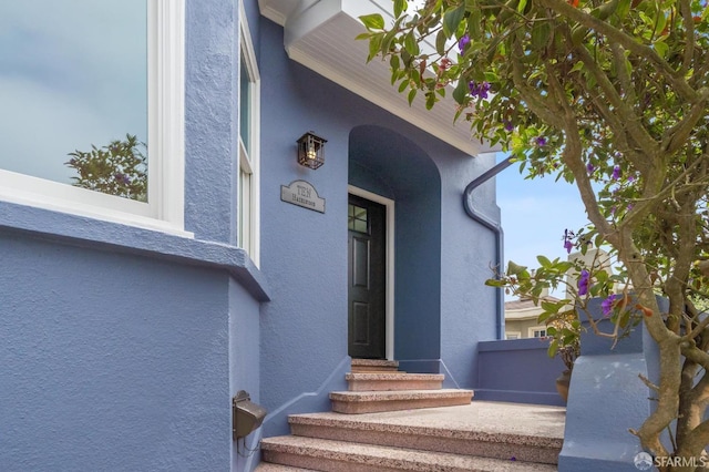 entrance to property with stucco siding