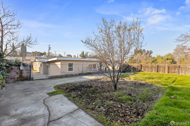 view of yard featuring a patio