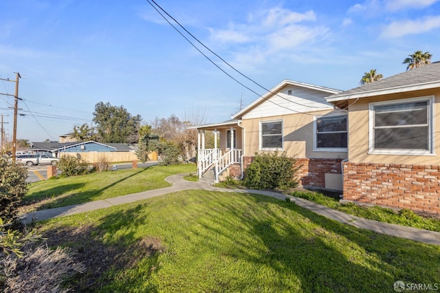 view of front of property featuring covered porch and a front lawn