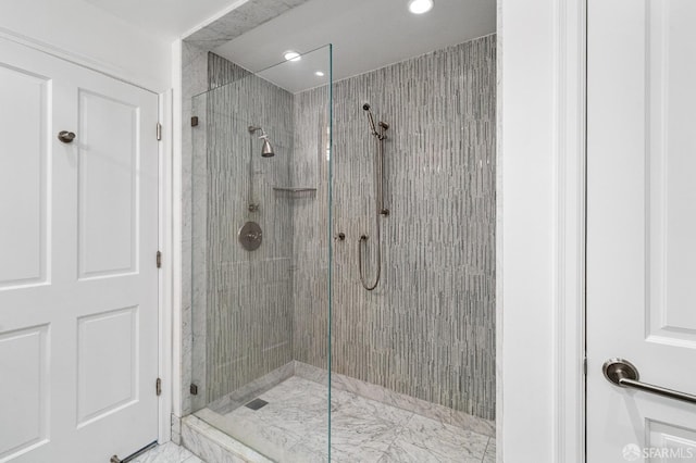 bathroom featuring tiled shower