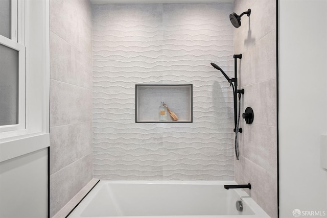 bathroom with tiled shower / bath