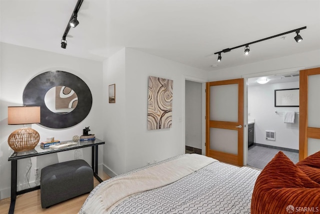 1207 Indiana St Unit 10, San Francisco, CA 94107 - bedroom featuring ensuite bath, rail lighting, and baseboards