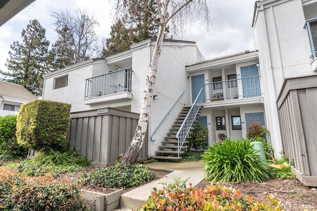 view of front of property with a balcony