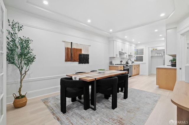 dining room with light wood-style flooring, recessed lighting, and baseboards