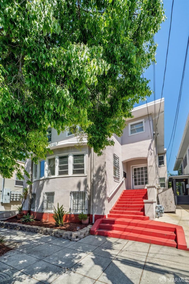 488 41st St, Oakland, CA 94609 - view of front facade with stucco siding and a patio area