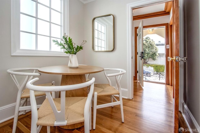 dining area featuring a wealth of natural light, light wood-style flooring, breakfast area, and baseboards