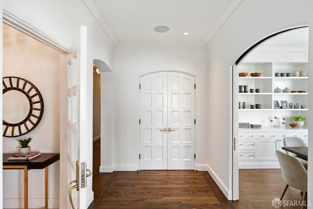 2500 Steiner St Unit 3, San Francisco, CA 94115 - foyer entrance with arched walkways, dark wood-style flooring, and crown molding