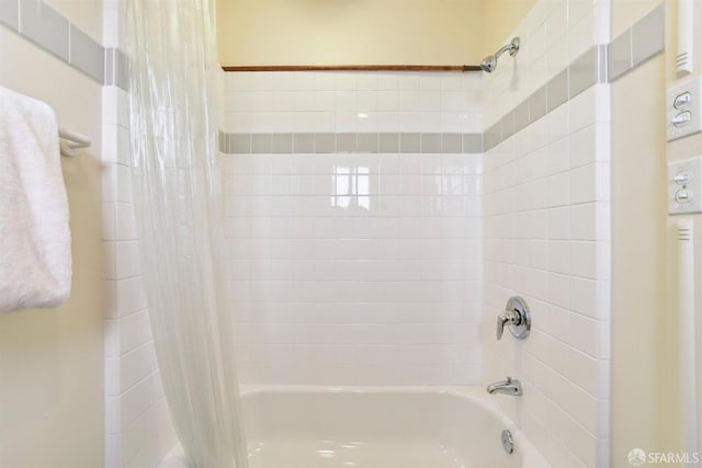 full bathroom featuring shower / bath combo with shower curtain