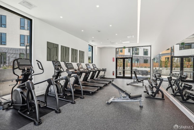 exercise room featuring recessed lighting, floor to ceiling windows, visible vents, and baseboards