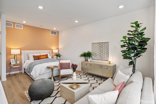 bedroom featuring light wood-style flooring, visible vents, and recessed lighting