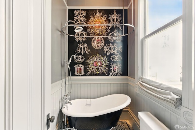 370 Sanchez St, San Francisco, CA 94114 - full bath featuring a soaking tub, wainscoting, and a decorative wall