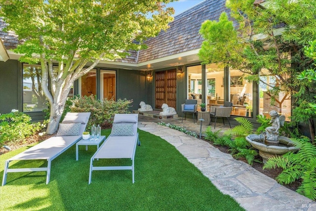 view of yard featuring a patio area