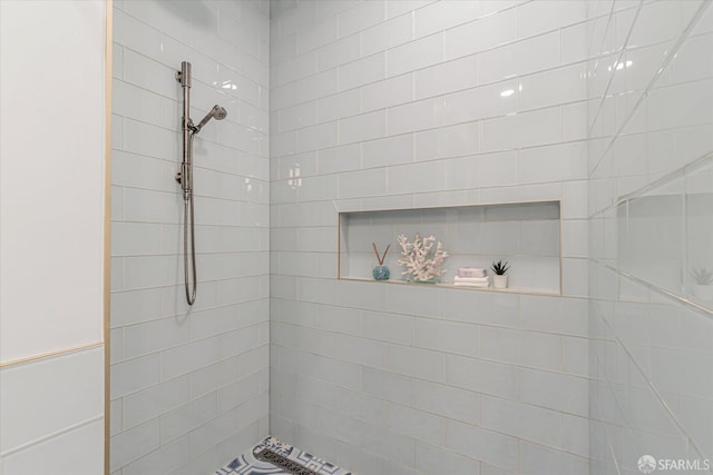 bathroom featuring tiled shower