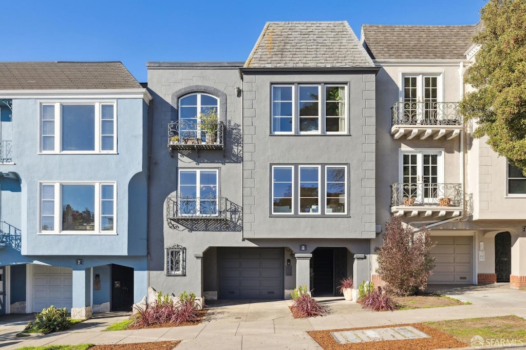 view of front of home featuring a garage