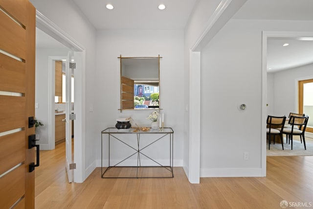 entryway featuring light wood-style floors, healthy amount of natural light, recessed lighting, and baseboards