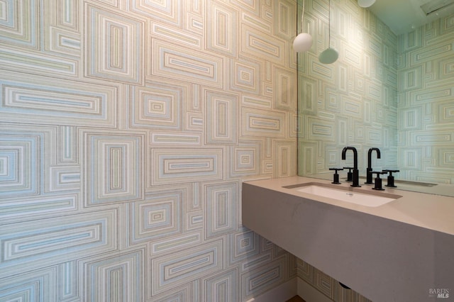 bathroom featuring a sink