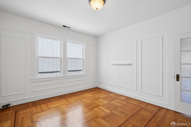 3046-3048 Polk St, San Francisco, CA 94109 - empty room with a decorative wall