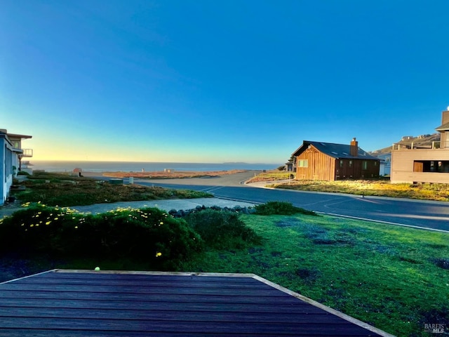 view of yard at dusk