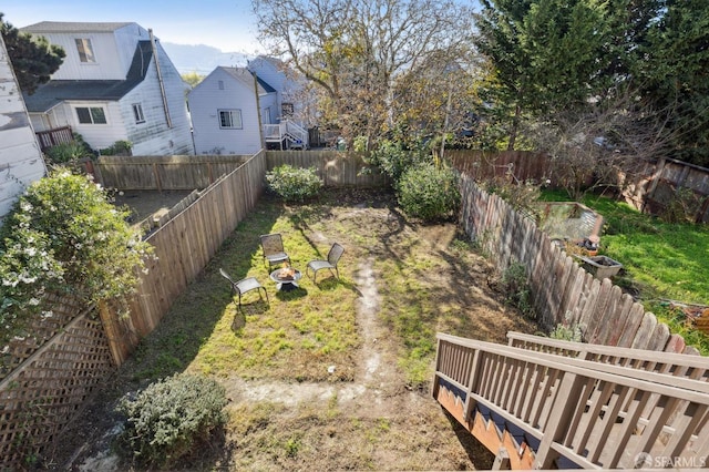 view of yard featuring a mountain view