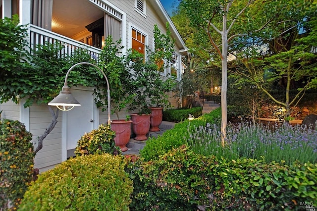 view of yard featuring a balcony