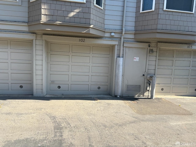 450 Carl St, San Francisco, CA 94117 - view of garage