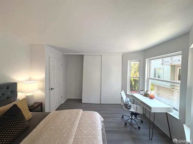 450 Carl St, San Francisco, CA 94117 - bedroom featuring dark wood-type flooring and an office area