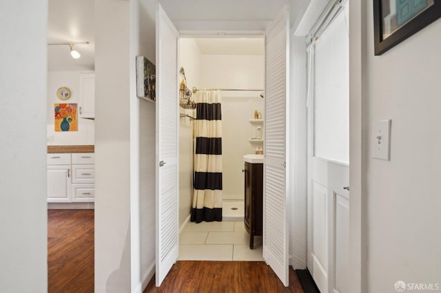 968-970 Broadway, San Francisco, CA 94133 - corridor featuring dark wood finished floors