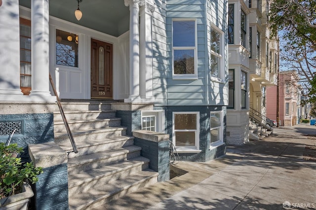 view of exterior entry featuring stucco siding